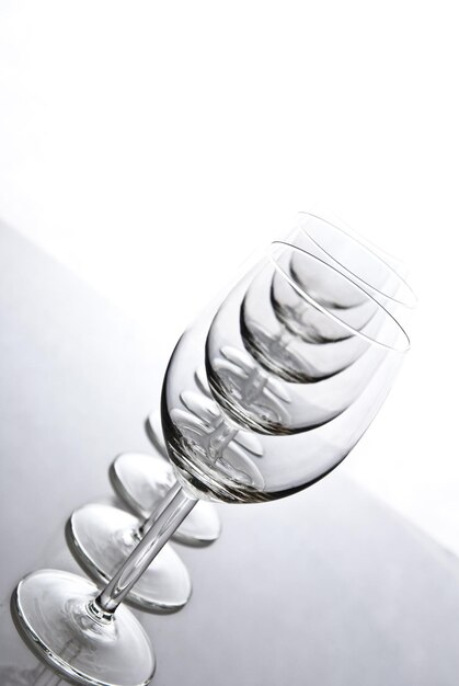 Photo vue d'angle élevé des verres sur la table sur un fond blanc