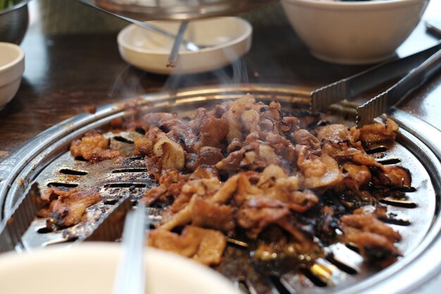 Photo vue d'angle élevé de la viande dans l'assiette sur la table