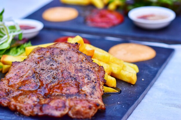 Photo vue d'angle élevé de la viande dans l'assiette sur la table