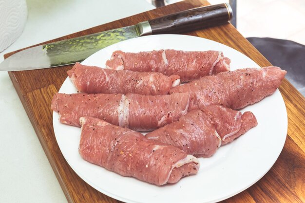 Vue d'angle élevé de la viande dans l'assiette sur la table