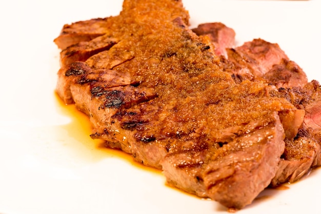 Vue d'angle élevé de la viande dans l'assiette