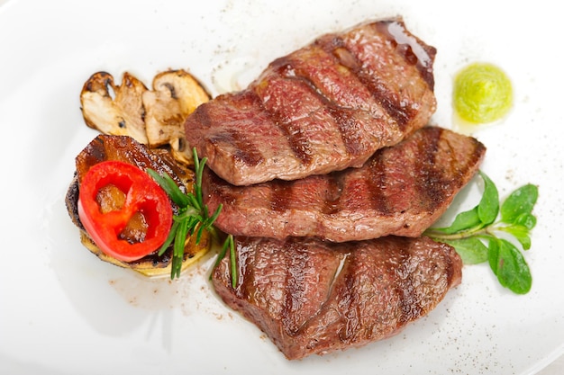Vue d'angle élevé de la viande grillée dans l'assiette