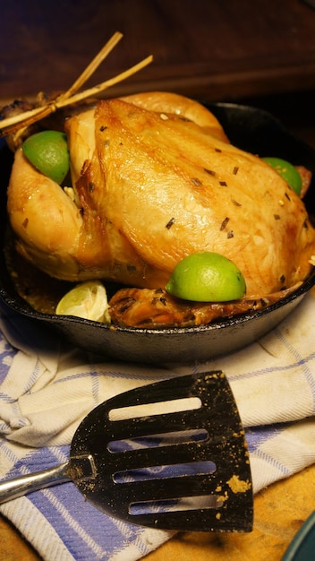 Vue d'angle élevé de la viande servie dans l'assiette sur la table