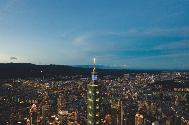 Photo vue d'angle élevé de la ville éclairée au crépuscule