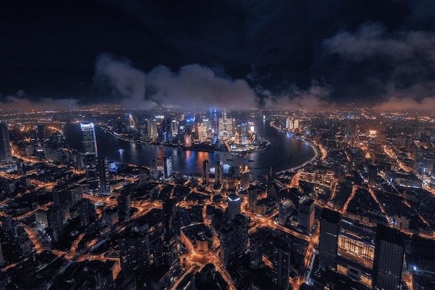 Vue d'angle élevé de la ville éclairée contre le ciel la nuit