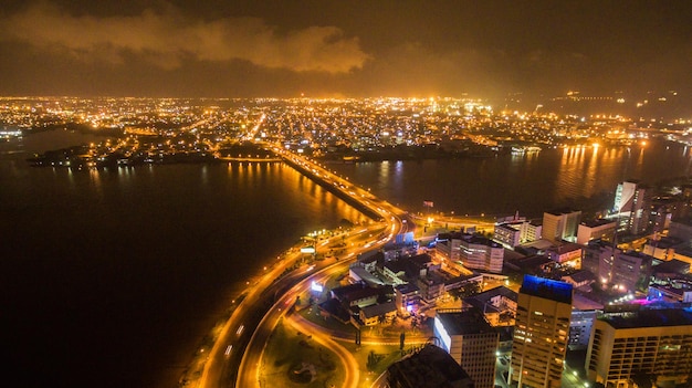 Photo vue d'angle élevé de la ville éclairée avec la rivière la nuit