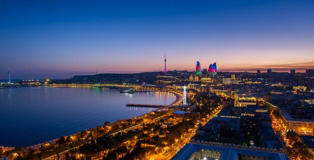 Photo vue d'angle élevé de la ville sur le front de mer de la ville de baku en azerbaïdjan