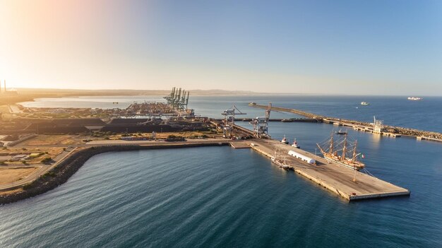 Vue d'angle élevé de la ville par la mer contre le ciel