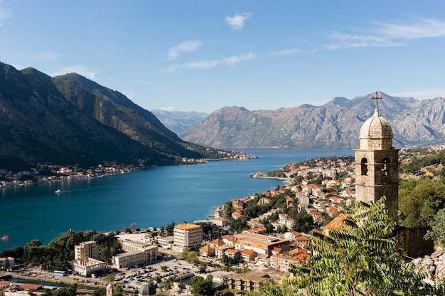 Vue d'angle élevé de la ville par la mer et des montagnes contre le ciel