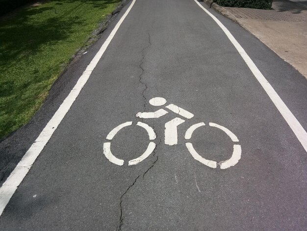 Vue d'angle élevé de la voie à vélo avec un panneau routier.