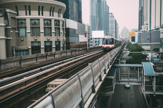 Vue d'angle élevé des voies ferrées au milieu des bâtiments de la ville