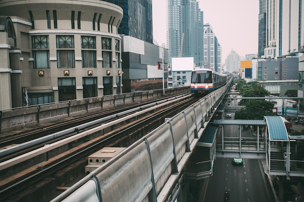 Photo vue d'angle élevé des voies ferrées au milieu des bâtiments de la ville