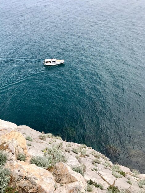 Vue d'angle élevé d'un voilier en mer