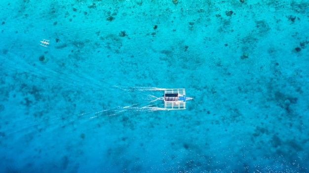 Photo vue d'angle élevé d'un voilier en mer