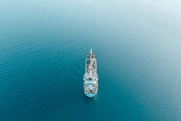 Photo vue d'angle élevé d'un voilier navigant en mer