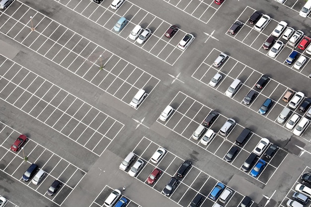 Vue d'angle élevé des voitures sur le parking