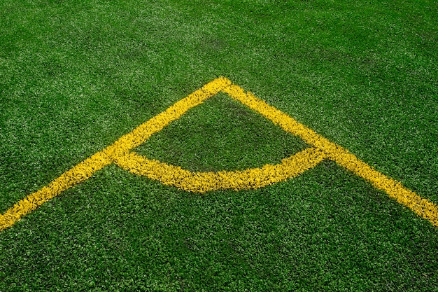 Une Vue D'angle De Haut En Bas De La Ligne Jaune Sur Un Terrain De Football Vert