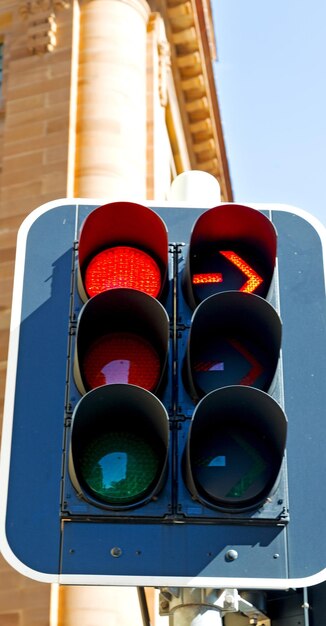 Vue angulaire basse du signal de circulation contre le ciel