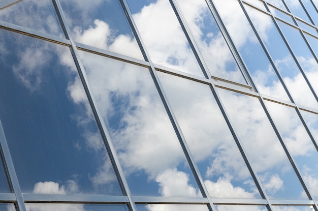 Photo vue angulaire du bâtiment en verre avec réflexion du ciel