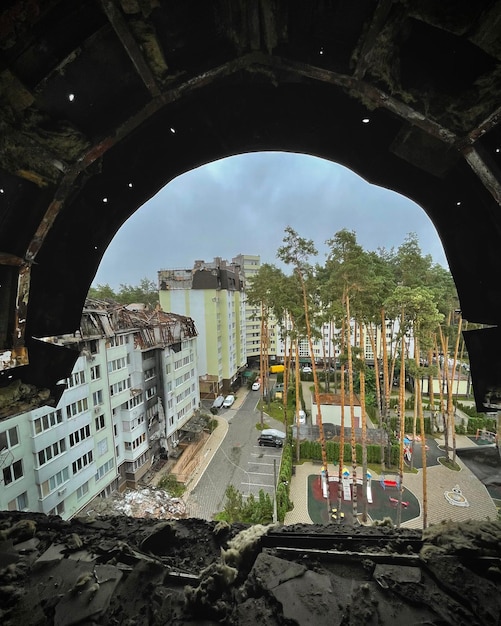 Vue d'un appartement détruit dans un gratte-ciel à Irpen