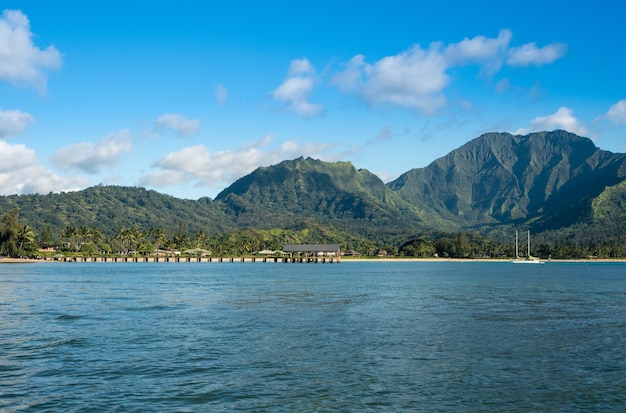 Vue de l'après-midi sur la baie et la jetée d'Hanalei à Kauai Hawaii