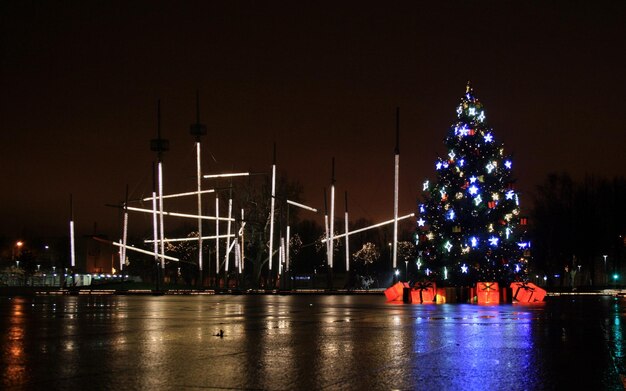 Vue de l'arbre de Noël illuminé de la ville la nuit