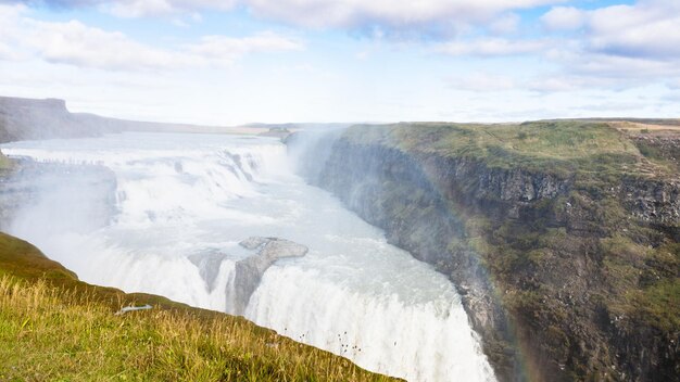 Vue de l'arc-en-ciel dans l'eau pulvérisée sur la cascade