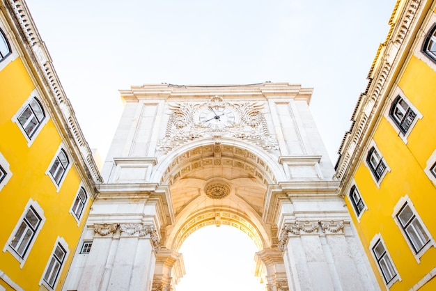 Vue sur l'arc de triomphe sur la place du Commerce pendant le lever du soleil dans la ville de Lisbonne, Portugal