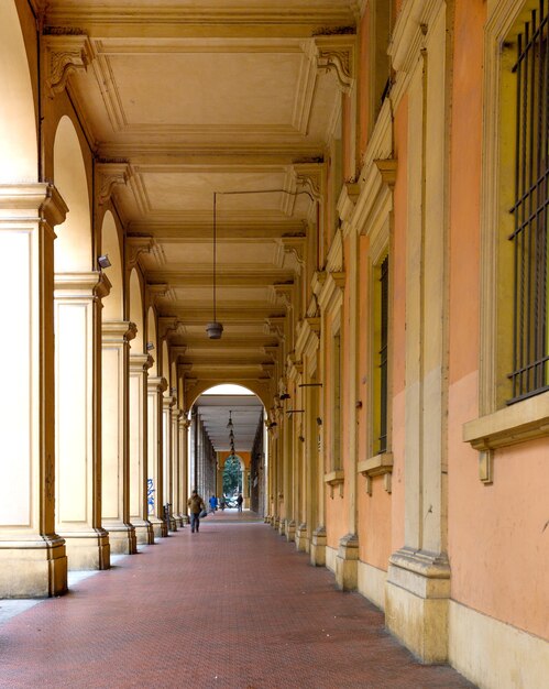 Vue des arches bien connues de Bologne, Italie