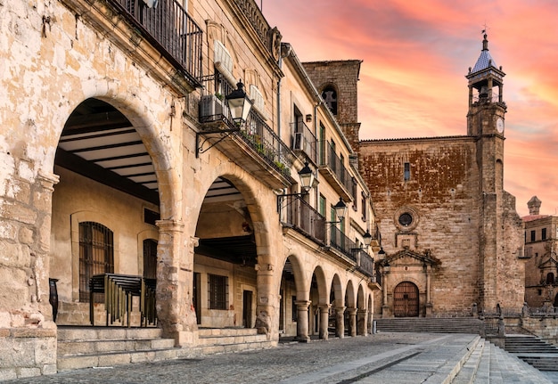 Vue sur les arches et l'église de la place principale de Trujillo, Estrémadure, Espagne - ciel coucher de soleil