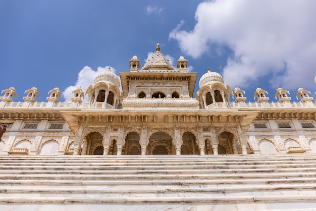 Photo vue de l'architecture du cenotaphe de jaswant thada fait avec du marbre blanc à jodhpur construit en 1899