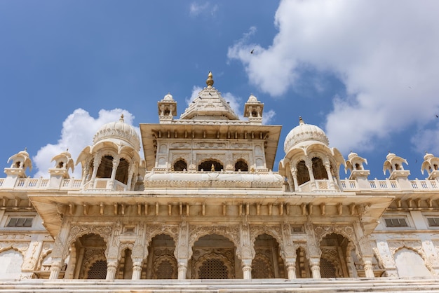 Photo vue de l'architecture du cenotaphe de jaswant thada fait avec du marbre blanc à jodhpur construit en 1899