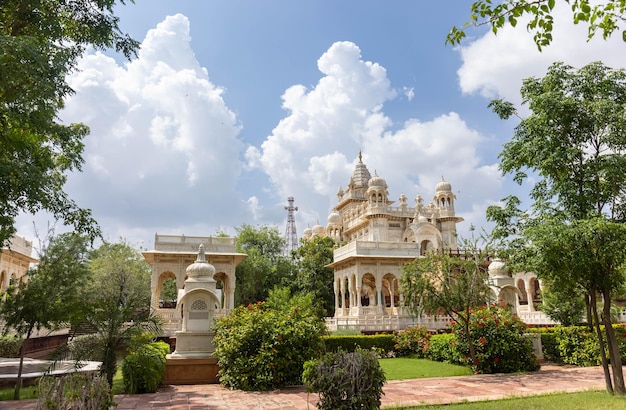 Photo vue de l'architecture du cenotaphe de jaswant thada fait avec du marbre blanc à jodhpur construit en 1899