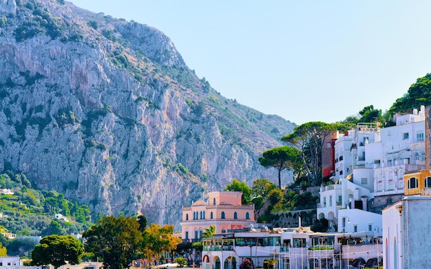 Vue avec architecture de villa et de maison sur l'île de Capri à Naples en Italie. Paysage à la mer Méditerranée bleue sur la côte italienne. Anacapri en Europe l'été. Paysage d'Amalfi sur la montagne Solaro