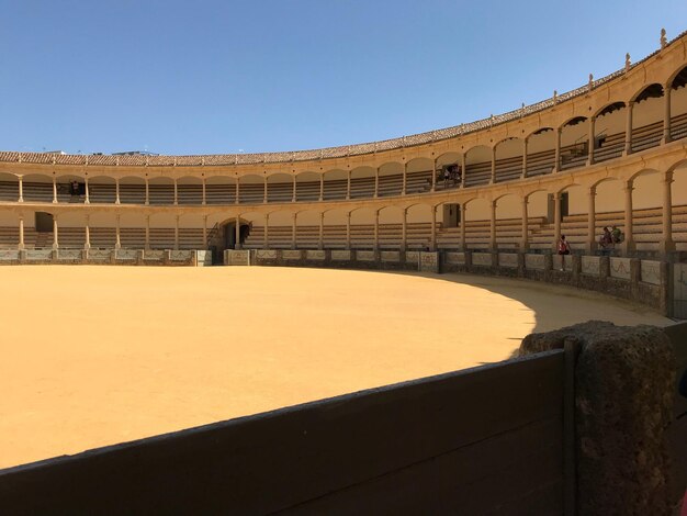 Photo vue de l'arène historique de la corrida contre un ciel dégagé