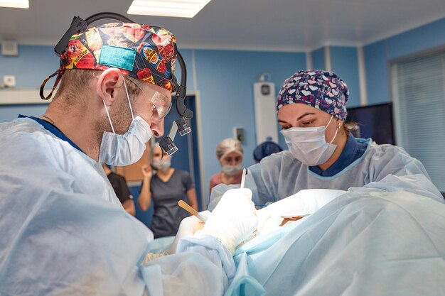 Photo vue arrière d'amies debout à l'hôpital