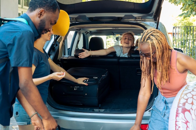 Photo vue arrière d'amies s'empilant les mains dans la voiture