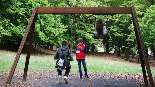 Photo vue arrière d'amis debout contre les arbres