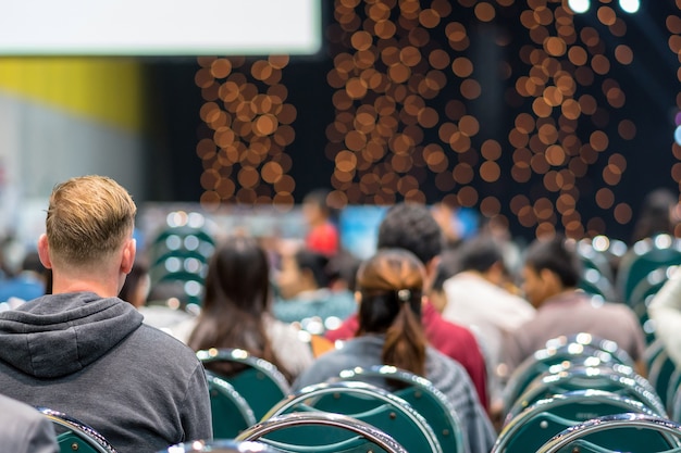 Vue arrière de l&#39;audience dans la salle de conférence ou réunion de séminaire