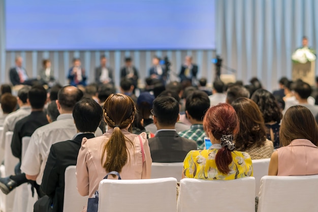 Vue arrière de l&#39;audience dans la salle de conférence ou réunion de séminaire