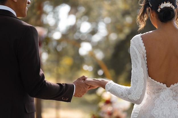 Photo vue arrière beau couple à leur mariage