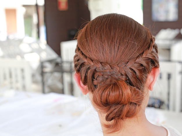 Vue arrière de la belle coupe de cheveux de mariée.