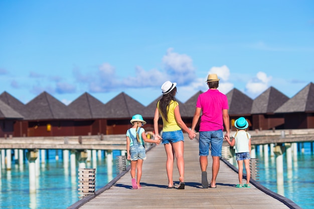 Vue arrière de la belle famille en vacances d&#39;été