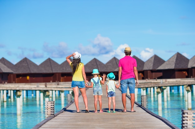 Vue arrière de la belle famille en vacances d&#39;été