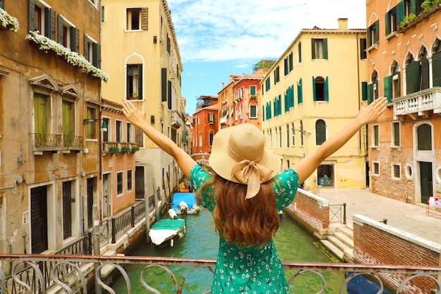 Vue arrière de la belle femme à Venise, Italie