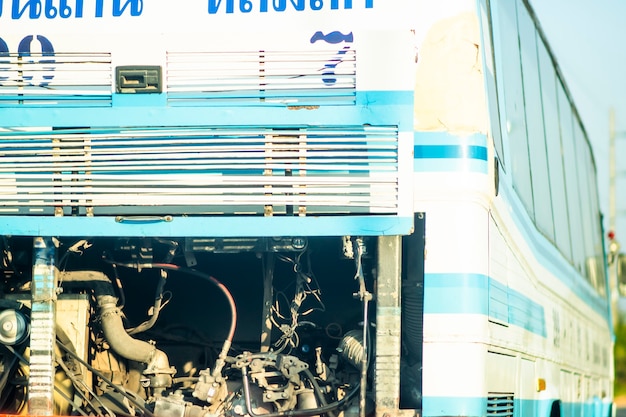 Vue arrière d'un bus avec la porte du compartiment moteur arrière ouverte.