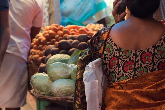 Photo vue arrière des clients sur le marché indien