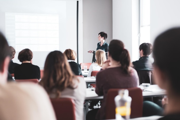 Vue arrière de collègues d'affaires travaillant au bureau