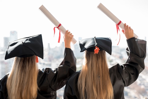 Vue arrière des collègues à la remise des diplômes