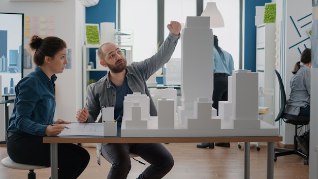 Photo vue arrière de collègues de travail travaillant au bureau